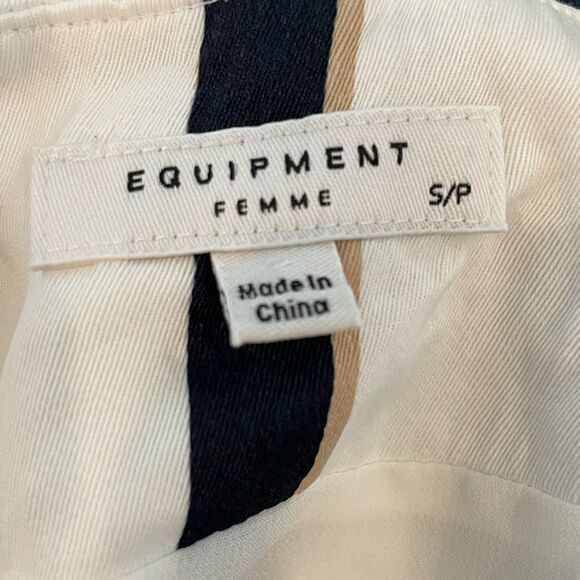 EUC Equipment White silk blouse, side button detailing and billowy sleeves Sz. S - Picture 5 of 8